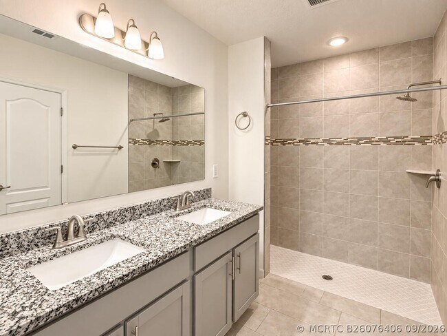 Building Photo - 1025 SW Sarto Ln