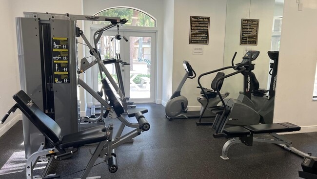 Building Photo - 560 S Park Rd