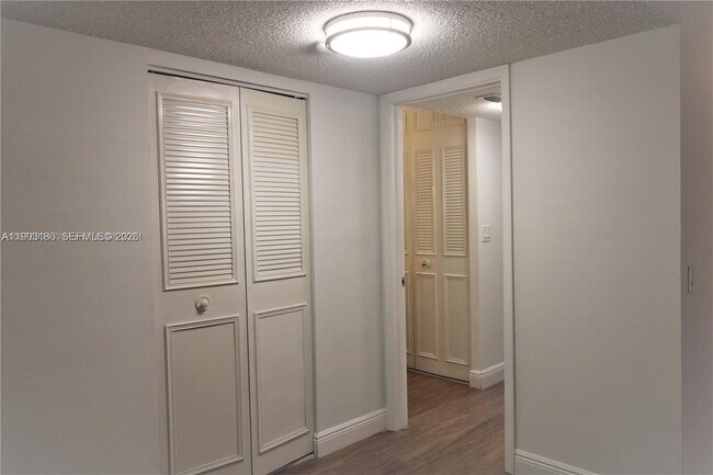 Building Photo - 3690 Inverrary Dr