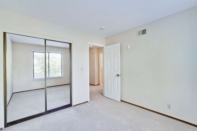Building Photo - Large, Bright Sunnyvale Townhome near Border of Mountain View