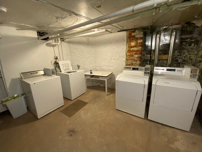 Building Photo - 1513 E Superior St