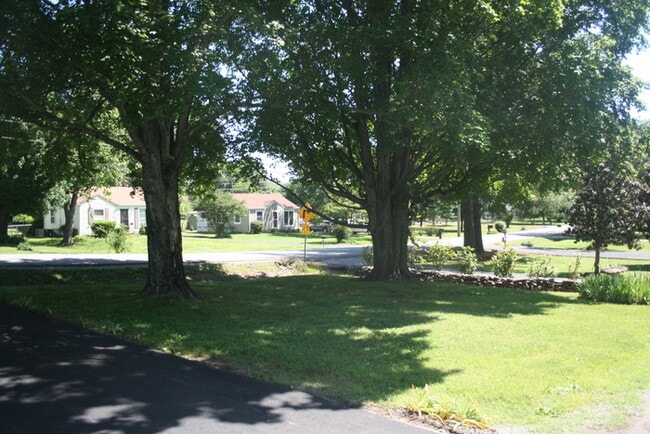 Building Photo - 2833 Colonial Cir