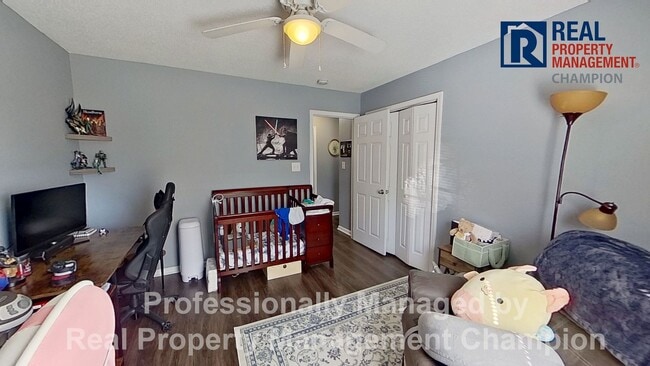 Building Photo - Charming 2BD/2 BA End Unit Townhouse w/Fireplace and Fenced Backyard