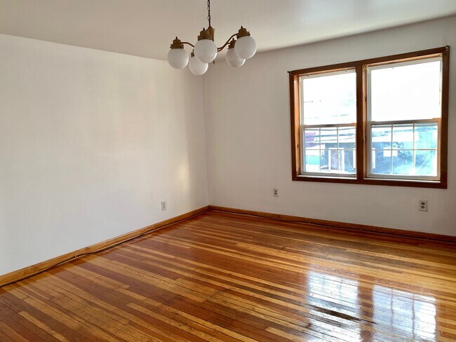 Building Photo - 427 Warren St