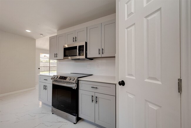 Building Photo - 12055 Fairpoint Dr