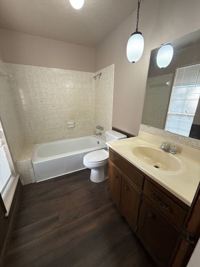 Building Photo - 1505 Parkview St