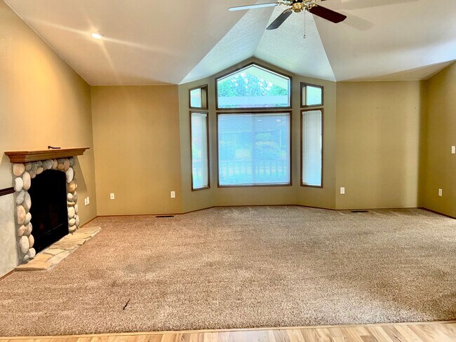 Building Photo - Charming Rambler 3-Bed/2-Bath Available Now!
