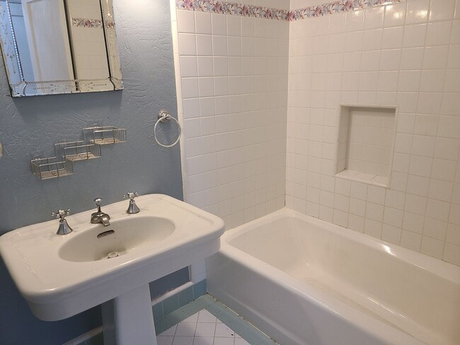 Building Photo - Raymond