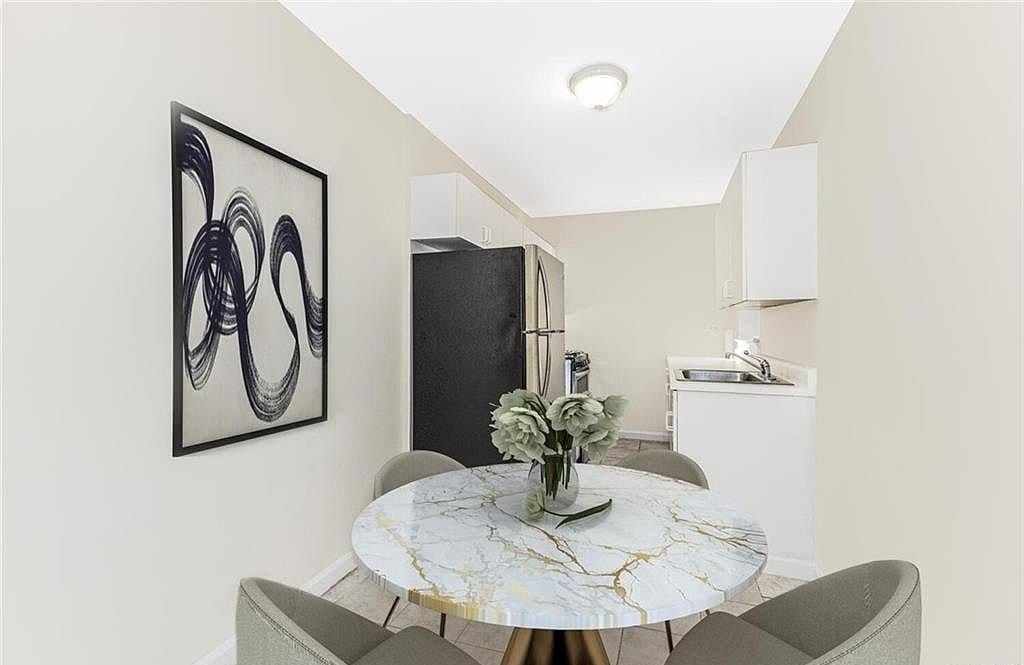 Building Photo - 2102 Holland Ave