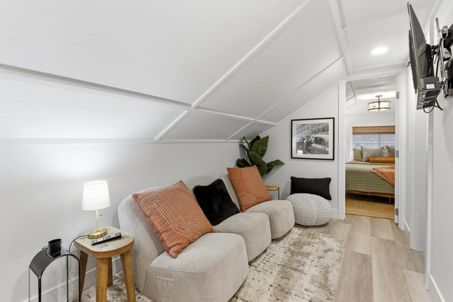 Building Photo - 809 3rd Ave W