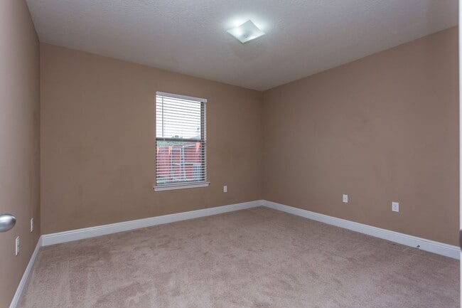 Building Photo - Spacious 4 Bed/3 Bath - Pace Mill Creek