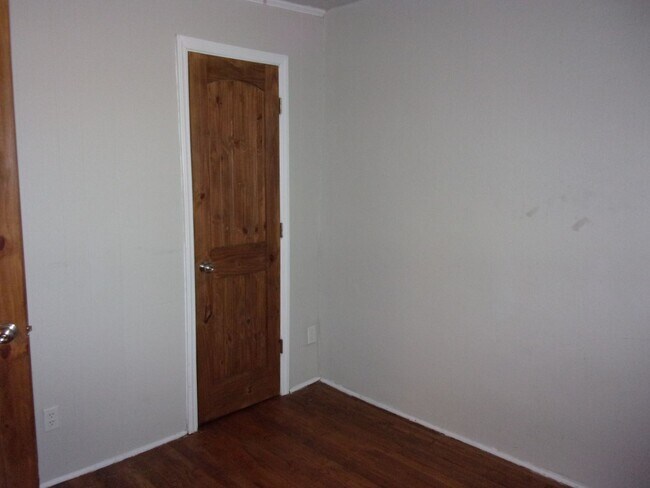 Building Photo - $1,000.00 off 1st Month's Rent - 2 Bedroom...