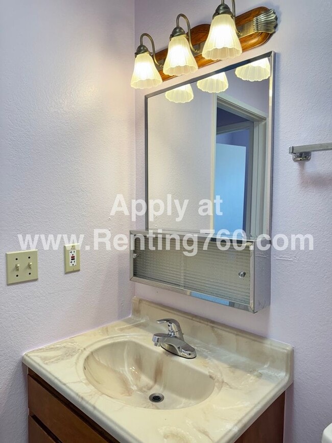 Building Photo - 2 Bed 1 Bath Home Near JT National Park