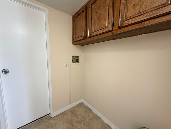 Building Photo - FIRST MONTH'S RENT FREE! 2/1.5 IN SPRINGWO...