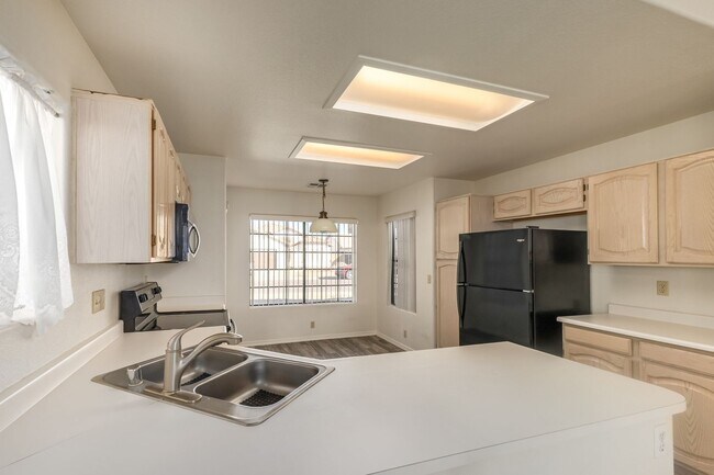 Building Photo - Spacious 3 Bed, 2 Bath Home in Peoria - Your Perfect Home Awaits!