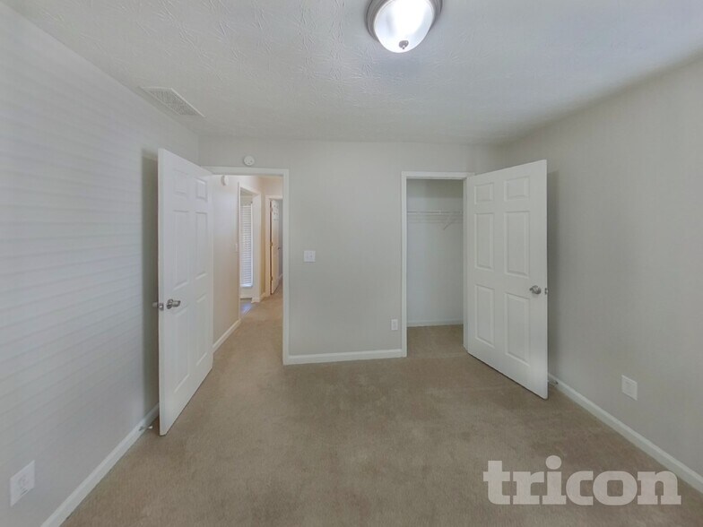 Building Photo - 348 Shadowbrooke Cir SW