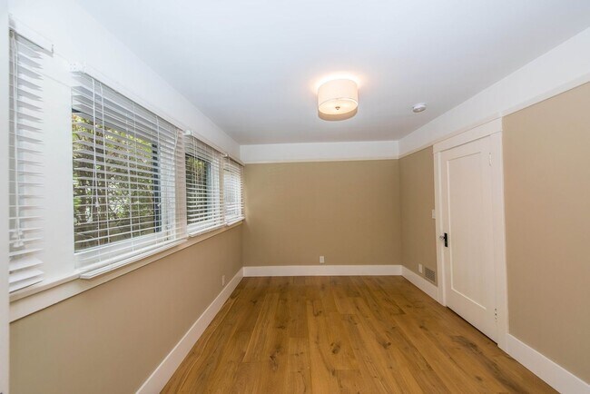 Building Photo - 306 N Shaffer St