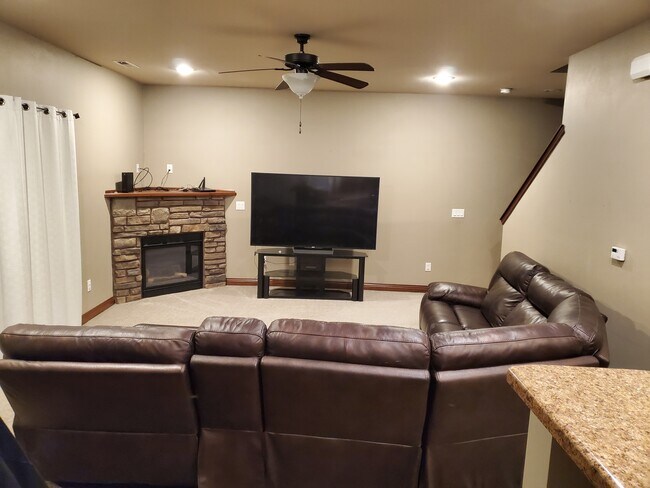 Building Photo - 1423 Marilyn Dr