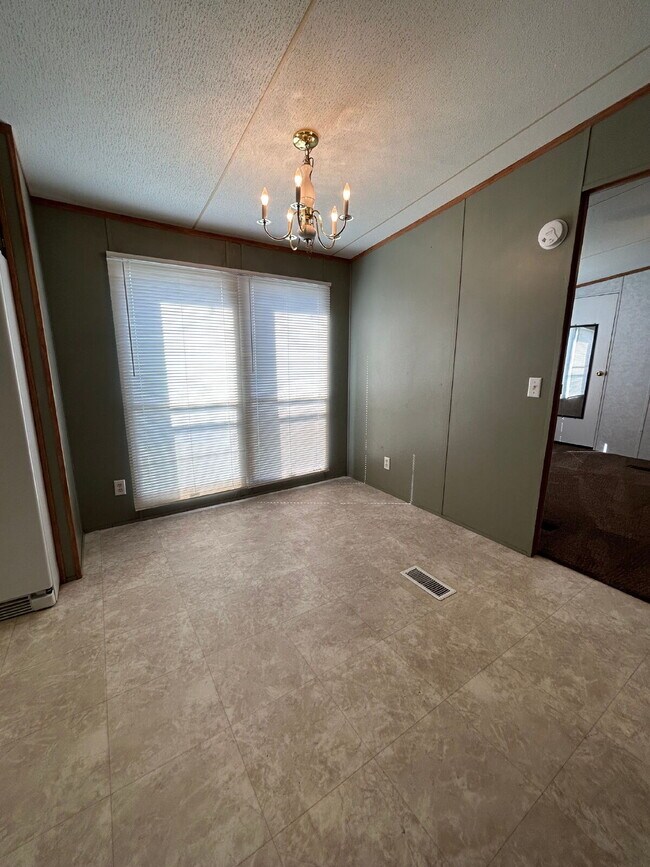 Building Photo - Commander Palace: Your Tranquil Home Awaits