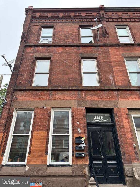 Building Photo - 1919 W Diamond St