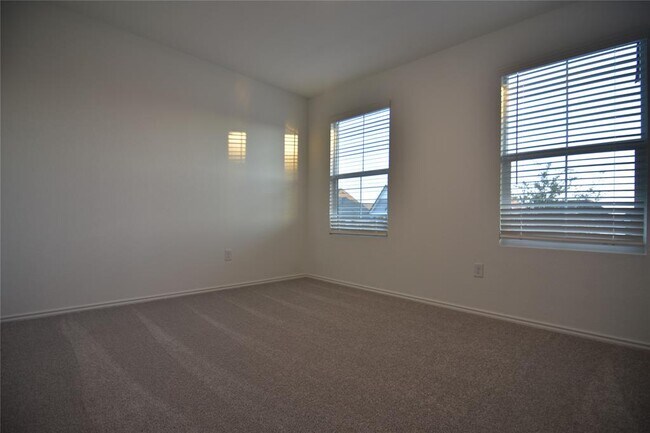 Building Photo - 343 Keefer