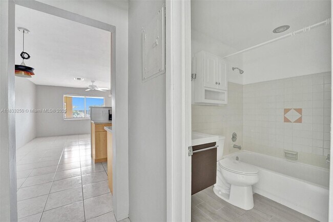 Building Photo - 2909 Middle River Dr