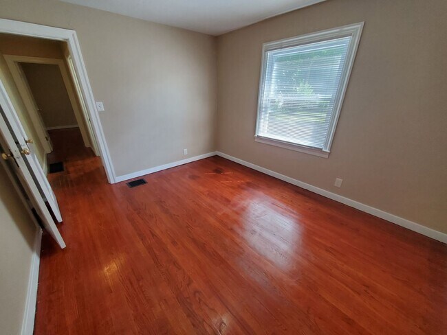 Building Photo - Belmont 2 Bedroom Bungalow