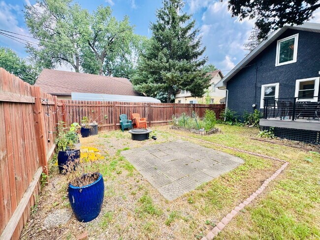 Building Photo - Charming 4-Bed Home with Granite Touches & Hardwood Elegance in Minneapolis!