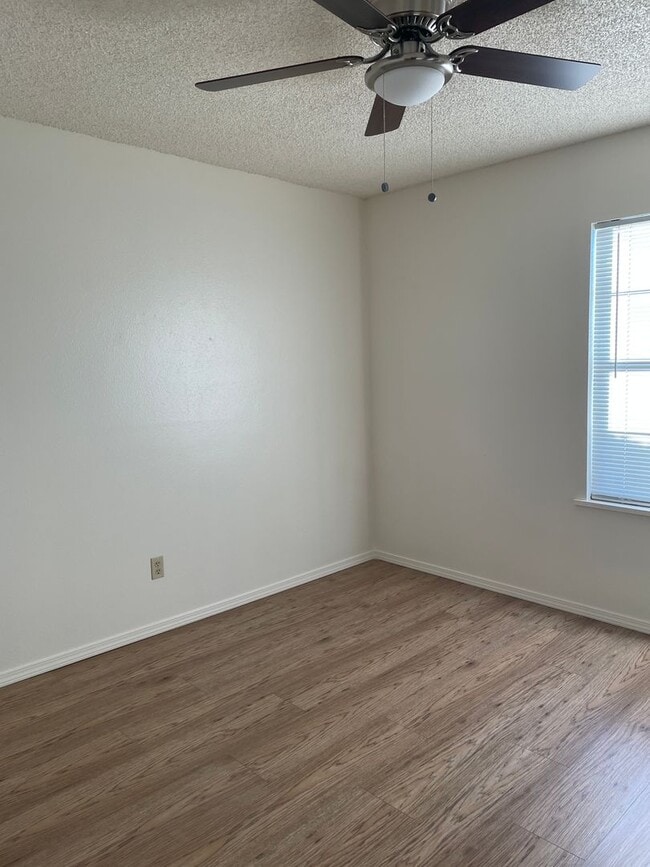 Building Photo - 2 Bed / 2 Bath Duplex with Garage & Private Yard – Great Location!