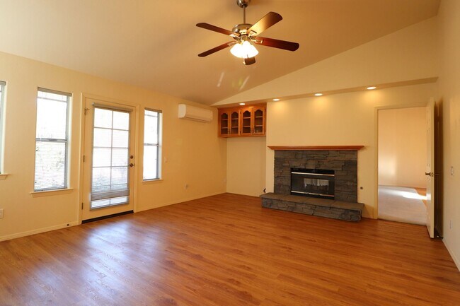 Building Photo - Lovely Mesa Oaks Four Bedroom