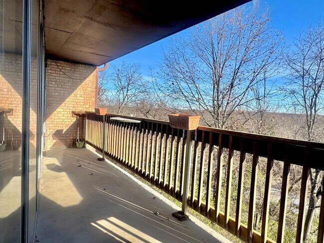 Building Photo - 5600 Hillcrest Ln