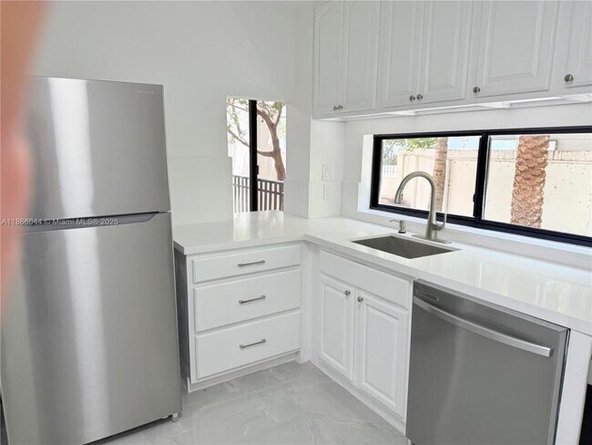 Building Photo - 2 bedroom in Sunny Isles Beach FL 33160