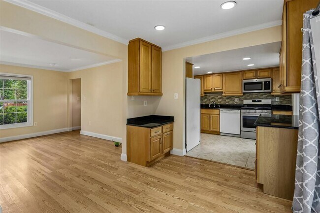 Building Photo - Lovely 2 BR Townhome off Wootton Parkway. Available NOW!