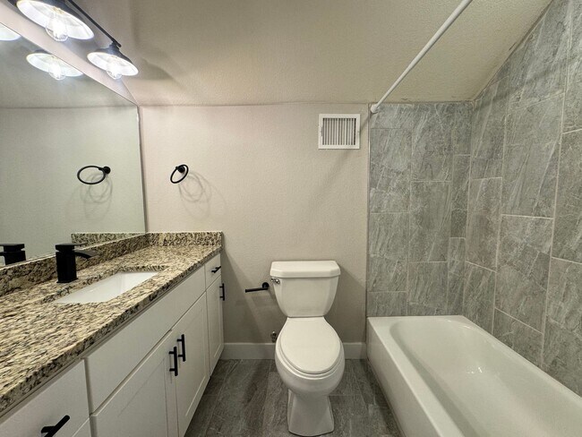 Building Photo - For Rent – 100 Brooklyn Dr, Canyon Lake, T...