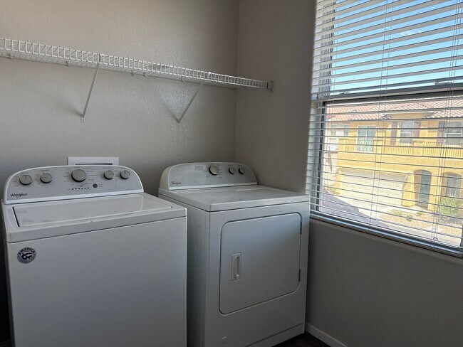 Building Photo - 4bd/2.5bath House