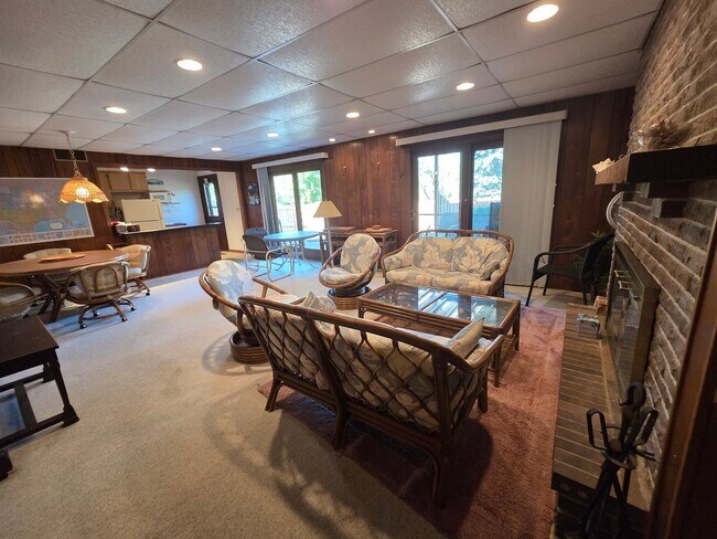 Building Photo - 2250 Greenview Dr