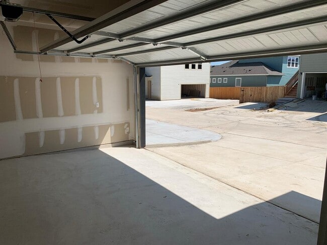Building Photo - 8601 Looksee Ln