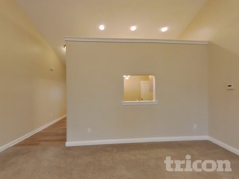 Building Photo - 4687 Bayview Dr