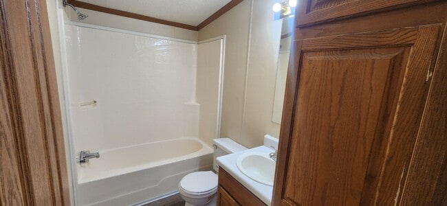 Building Photo - Spacious 3 Bedroom, 2.5 bathroom home with detached garage!