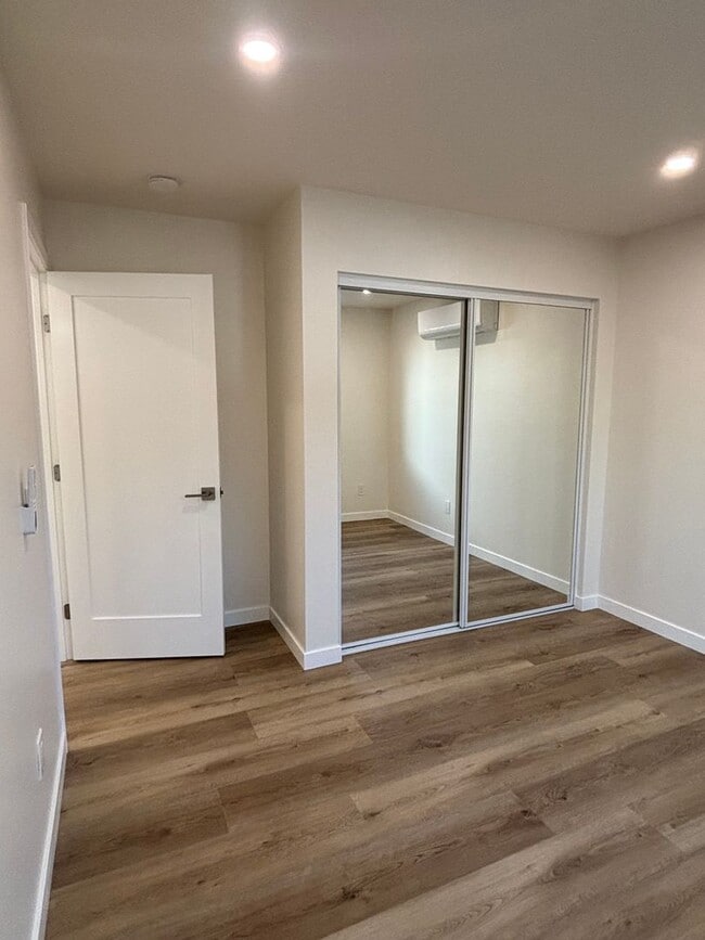 Building Photo - 15526-15528 Cameo Ave