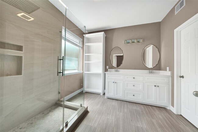 Building Photo - 25525 Oakhurst Forest Dr