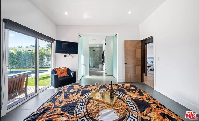 Building Photo - 22616 Oxnard St