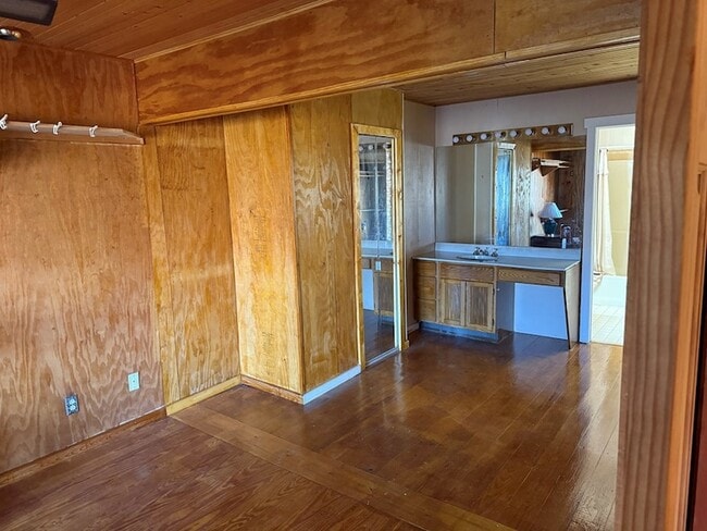 Building Photo - 523 Sundown Dr