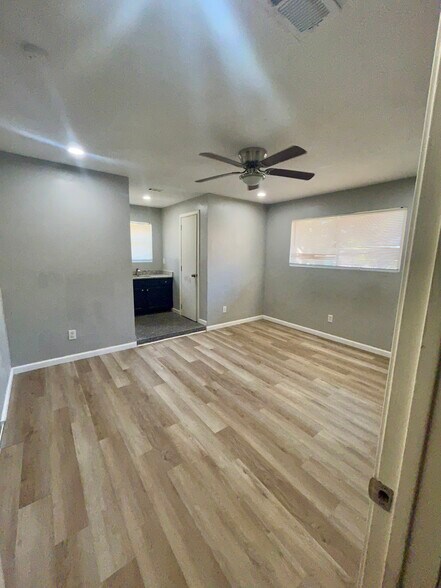 Building Photo - 5249 Dazzle Dr