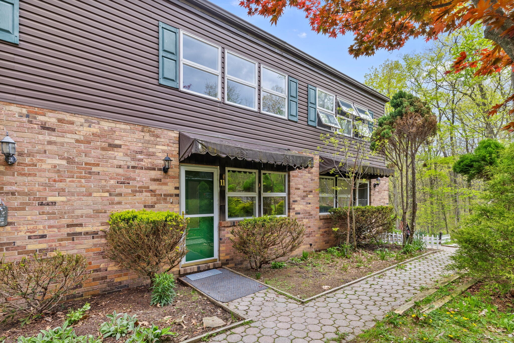 Building Photo - 216 Oakview Dr