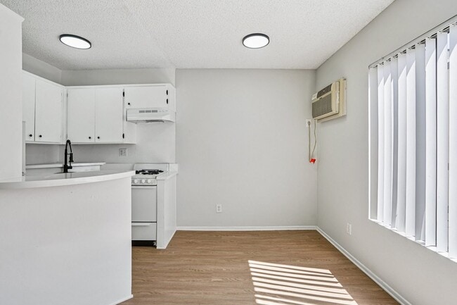Interior Photo - 238 South Serrano Ave