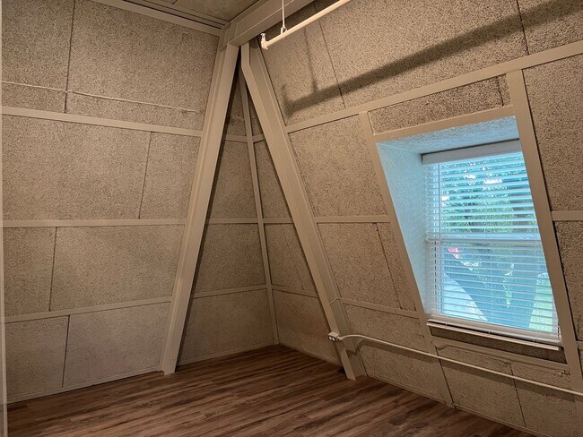 Building Photo - The Courtyard Lofts ~ Two Bedroom Apartment