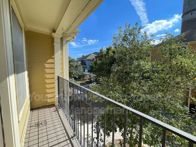 Building Photo - 652 Irwin St NE