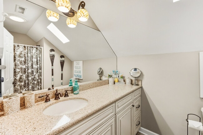 Building Photo - 601 Hazard St