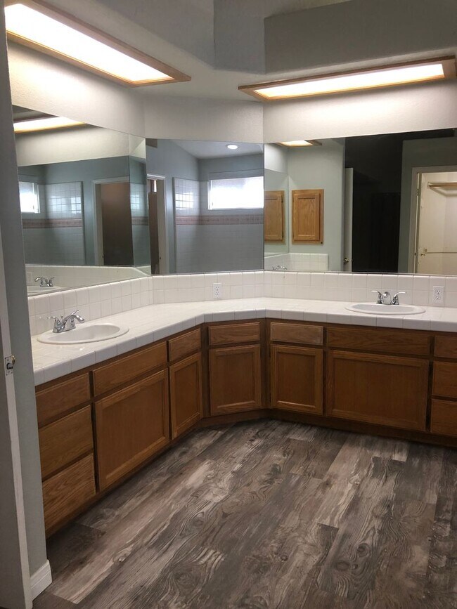 Building Photo - 3 bedroom 2 bathroom Home in Silver Lakes!...